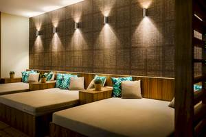 Lounge-Bereich im Valamar Argosy Hotel mit drei Betten und dekorativen Kissen.
