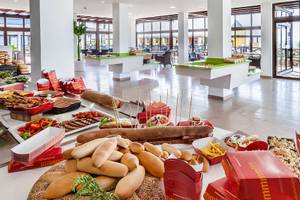 Buffetbereich im Occidental Jandia Playa Hotel mit verschiedenen Speisen und Snacks auf einem großen Tisch.