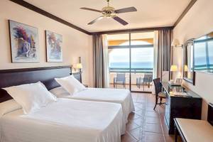 Doppelzimmer im Occidental Jandia Playa Hotel mit Meerblick, zwei Betten, Schreibtisch und Balkon