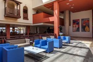 Foyer des Occidental Jandia Playa Hotels mit modernen Möbeln und Kunstwerken.
