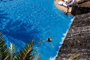 Eine Person schwimmt in einem Infinity-Pool des Occidental Jandia Playa.