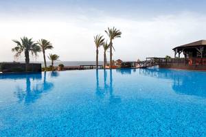 Außenpool des Occidental Jandia Playa Hotels mit Blick auf das Meer und Palmen