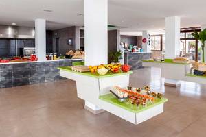 Frühstücksbuffet im Occidental Jandia Playa Hotel mit verschiedenen Früchten und Speisen.