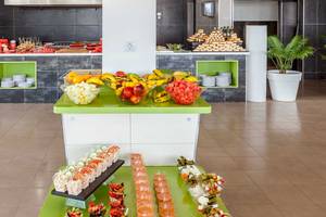 Obsidian Jandia Playa Buffet mit verschiedenen Desserts und Früchten.