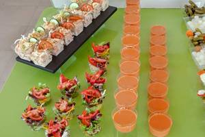 Buffettisch im Occidental Jandia Playa mit verschiedenen Salaten, Tomaten, Gurken, Tomatensaft und Beilagen.