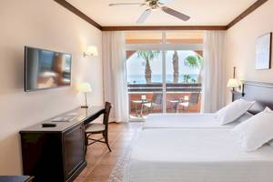 Doppelzimmer im Occidental Jandia Playa mit Blick auf den Ozean und eine Terrasse.