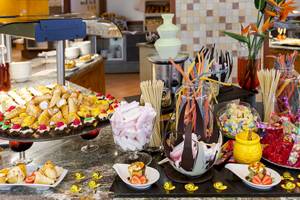 Süßigkeiten-Buffet im Occidental Jandia Playa mit verschiedenen Kuchen, Marshmallows und weiteren Leckereien.