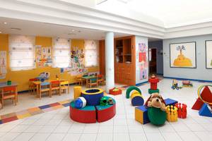 Kinderspielzimmer im Hotel Occidental Jandia Playa mit bunten Spielzeugen und Möbeln.