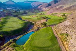 Luftaufnahme des Golfplatzes im Occidental Jandia Playa Hotel mit grünen Fairways und Wasserhindernissen.