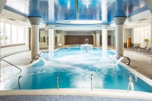 Schwimmbad im Landmar Costa Los Gigantes Hotel mit blauen Säulen und Wasserfällen