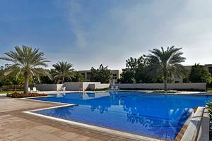 Ein großer blauer Swimmingpool im Freien in Jannah Hotels Resorts & Villas.