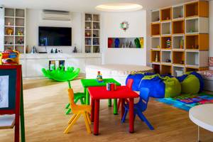 Kinderzimmer im Salinda Resort Phu Quoc Island mit bunten Möbeln und Spielzeug.