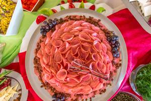 Buffet mit Fleisch, Obst und Gemüse auf einem großen Tisch serviert