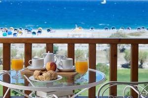 Frühstück auf der Terrasse des Mitsis Ramira Beach Hotels mit Blick auf das Meer.