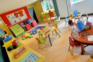 Kinderzimmer im Le Meridien Ile Maurice mit bunten Möbeln und Spielzeug.