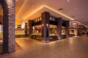 Innenbereich des Titanic Deluxe Golf Belek Hotels mit edlem Design und gefliestem Boden.