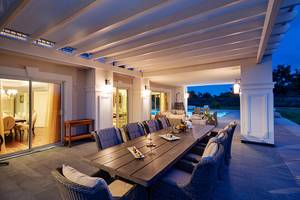Terrasse mit Esstisch im Titanic Deluxe Golf Belek