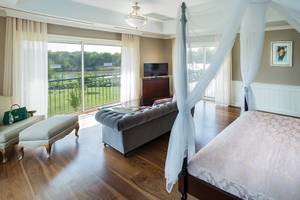 Schlafzimmer im Titanic Deluxe Golf Belek Hotel mit Himmelbett, Sofa und Fernseher