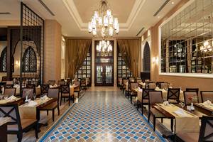 Innenbereich eines Restaurants im Titanic Deluxe Golf Belek Hotel mit gemusterten Fliesen und luxuriöser Einrichtung.