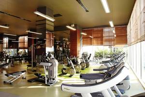 Fitnessstudio im Titanic Deluxe Golf Belek Hotel mit vielen Geräten und Geräten.