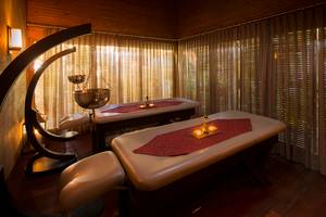 Spa-Behandlungsraum im Titanic Deluxe Golf Belek mit zwei Behandlungstischen und Ambientebeleuchtung.