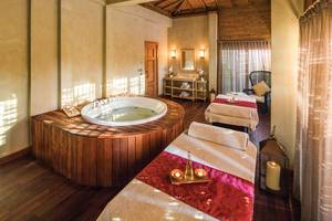 Innenansicht des Wellnessbereichs im Titanic Deluxe Golf Belek mit einer großen Badewanne und Massageliegen.