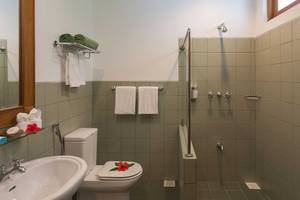 Badezimmer im Hotel Bandos Maldives mit Toilette, Waschbecken und Dusche.
