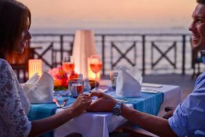 Paar bei romantischem Abendessen im Hotel Bandos Maldives