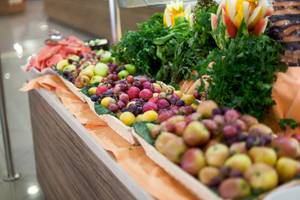 Früchte wie Äpfel, Trauben und Melonen auf dem Buffet im Timor Hotel.