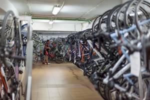 Ein Mann steht in einem Fahrradverleih im Timor Hotel und betrachtet die Räder.