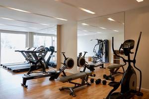 Fitnessraum im Capo Di Corfu Hotel mit Laufbändern, Radtrainern und Hanteln.