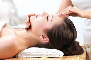 Frau genießt Gesichtsmassage im Makadi Spa Hotel