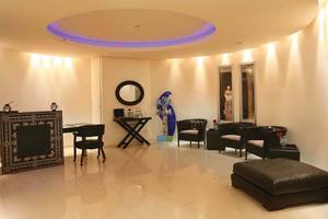 Loungebereich im GrandResort Limassol mit modernem Interieur und Sitzgelegenheiten.