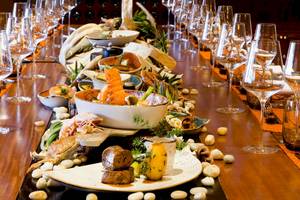 Frühstücksbuffet im Kempinski Hotel Soma Bay mit verschiedenen Speisen und Getränken auf einem langen Tisch.
