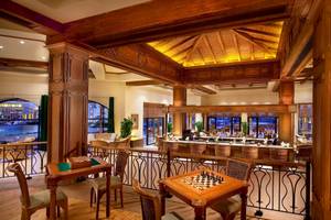 Lobby-Lounge des Kempinski Hotels Soma Bay mit Holzmöbeln und einem Schachspieltisch.