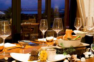 Essen auf dem Tisch im Kempinski Hotel Soma Bay mit Blick auf das Meer.