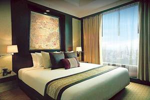 Hotelzimmer im Banyan Tree Bangkok mit Blick auf die Stadt.