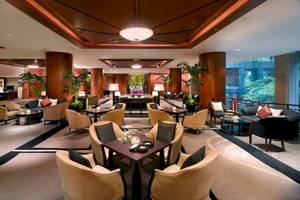 Lobbybereich des Banyan Tree Bangkok mit Sofas, Tischen und Pflanzen.