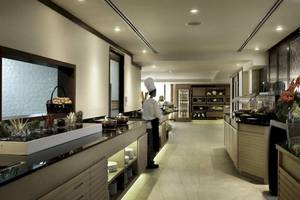Buffettisch im Banyan Tree Bangkok Restaurant mit vorbereiteten Speisen und einem Koch.