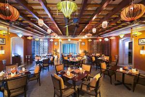 Restaurant im Shangri-La Dubai mit hängenden Lampions und gedeckten Tischen.