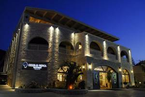 Hauptgebaude des Cactus Royal Hotels bei Nacht mit Beleuchtung und Sign