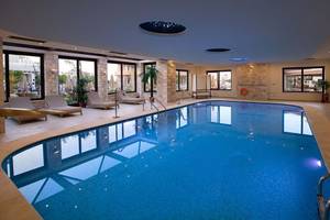 Innenpool im Hotel Cactus Royal mit Lounge-Bereich und großen Fenstern