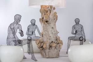 Drei Stühle mit Drahtmodell und großer Lampenfüße aus Holz