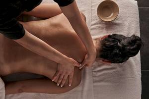 Massage im Myconian Utopia Resort, Frau auf einem Handtuch