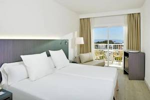 Doppelzimmer im Sol Guadalupe Hotel mit Blick auf den Balkon und das Meer