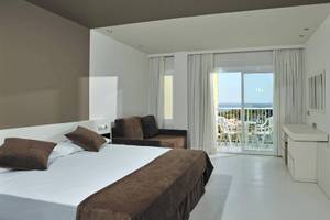 Hotelzimmer mit Meerblick und Balkon im Sol Guadalupe Hotel.