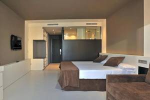 Modernes Hotelzimmer im Sol Guadalupe mit Bett, Fernseher, und Möbeln.