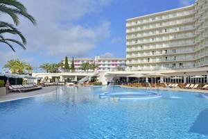 Außenpool und Hotelgebäude des Sol Guadalupe Hotels, viele Sonnenliegen und Schirme