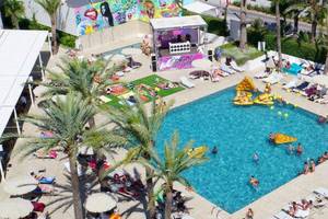Luftaufnahme des Poolbereichs des Sol Guadalupe Hotels mit vielen Gästen und Lounge-Liegen.