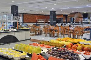 Buffetbereich des Sol Guadalupe Hotels mit vielen Obstsorten und Sitzgelegenheiten.